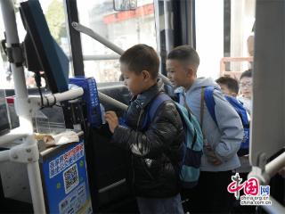 张家界公交新风尚：主动让座文明问候成常态