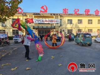 【民生实事进行时】德州天衢新区赵虎镇开展“龙跃社区 福满邻里”舞龙活动