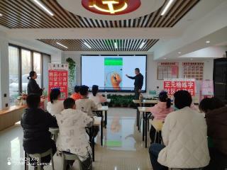 济宁太白湖新区许庄街道古桥社区开展“笔墨启童心 规范塑习惯”书法公益课堂