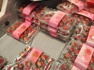 抢“鲜”尝，红彤彤的草莓上市了