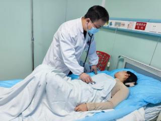 餐餐大闸蟹，突发急性肠胃炎——医生提醒：美味不可过量