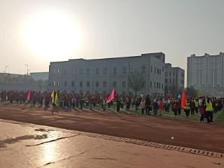 莒南县绣针河小学举行“心怀感恩，行有所敬”主题升旗仪式