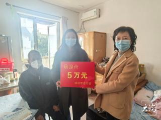 池州16岁女孩捐髓救父续：市总工会送上5万元救助金