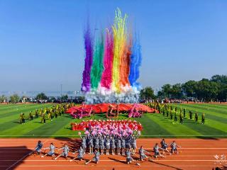 高校运动会“火出圈” 吸引周边居民争相围观