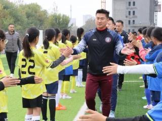 冠军引领 绿茵小将燃情逐梦