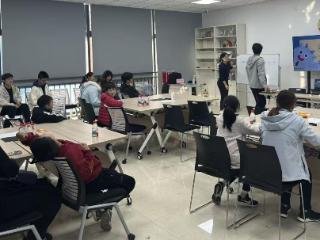 亲子共赴科学之约 斜塘社区“光”趣满溢