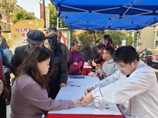 淞源社区：便民服务暖深秋，贴心市集聚温情