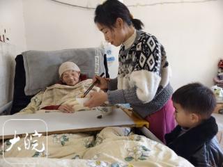 喂饭、擦洗、陪夜……全天候照顾瘫痪奶奶16年，这个孙媳妇真赞