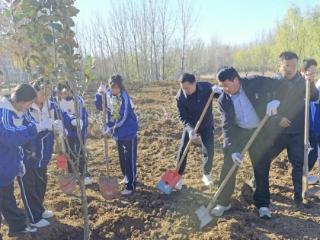 师生携手添新绿 桃李芬芳共成林——济南市莱芜第一中学桃李园植树活动圆满举行