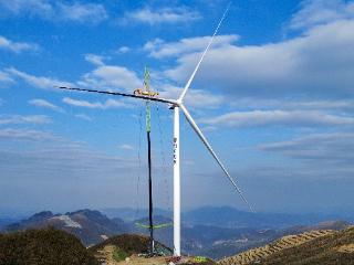 贵州金元威宁能源公司织金区域首台风机吊装成功！