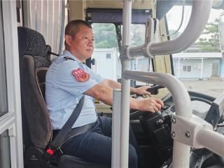 从方向盘到公益路，何伟生：用热爱与责任点亮公交服务“暖光”