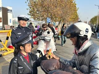唐山市曹妃甸区：“小交警”给“头盔家长”送小熊