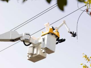 ﻿亳州首次使用机器人完成带电接火作业