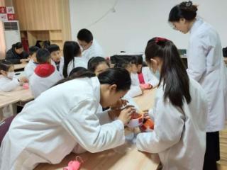 济宁太白湖新区许庄街道荷韵花园社区开展“眼科小医生职业体验”主题活动