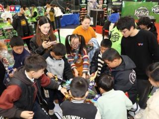 引领成长，织就纽带：青少年陀螺竞技开启亲子互动新场景