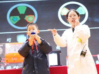 打造科普盛宴 点燃科学梦想——“奇趣科学课堂”馆校活动走进南阳市实验学校
