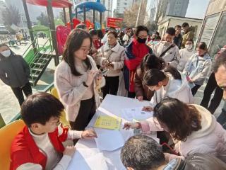 徐家楼街道新峪社区与创客协会联合举办图书捐赠活动