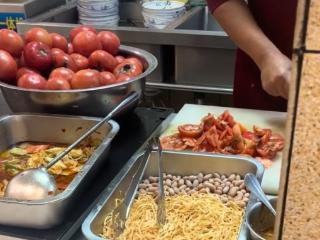 石家庄一面馆被曝用腐烂西红柿备餐，市监部门已介入调查