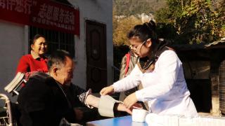 绥阳茅垭:义诊义剪进乡村 温情流淌满乡间(图1)