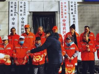送上“三件套” 情暖环卫工