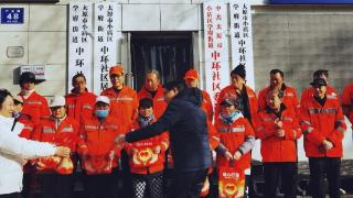 送上“三件套” 情暖环卫工(图1)