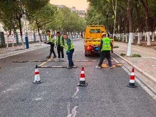 为防止非法飙车，六安月亮岛环岛路正在更换减速带