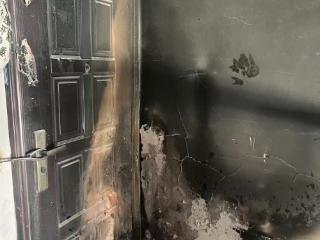 居民楼梯口突发火情，肥东警方快速处置