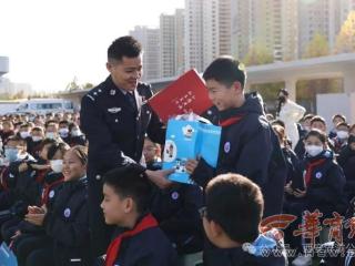 “硬核”装备+互动体验 民警为学生送上量身定制安全课