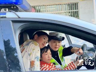 把马路“搬进”校园！歙县交警情景模拟教学，让孩子看懂“开门杀”