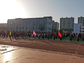 莒南县绣针河小学举行“弘扬法治精神，争做法治少年”主题升旗仪式