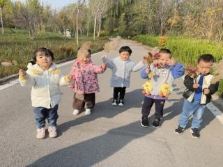 东营市利津街道中心幼儿园托班开展“把景色‘装’进花篮里”活动