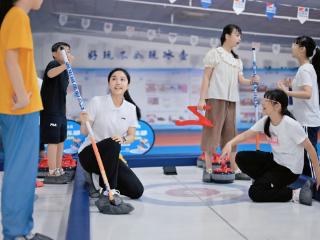 以冰壶为媒，在奉献中传递运动之光