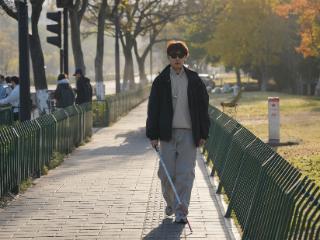 国内首款AI助盲眼镜发布，基于通义千问打造