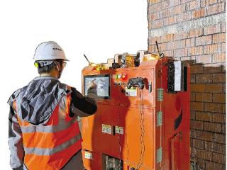 我的智能“搭档” 抹灰效率翻两倍 人机协作更稳当