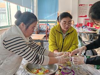 吴淞社区：小雪腌菜香，志愿暖邻厢