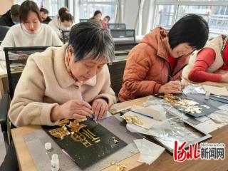 石家庄高新区主语城社区开展金箔画手工制作活动