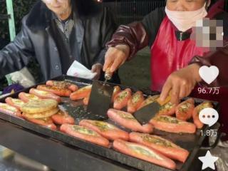 老两口在巢湖学院附近摆摊走红：研发新美食，价格公道