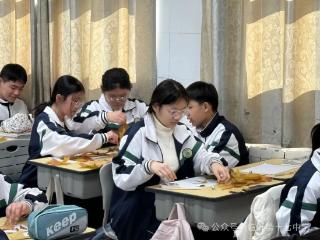 落叶焕新生 心灵启新程——临沂第十七中学开展 “艺术疗愈” 主题心理课