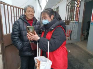 江西奉新：上门年审“零距离” 温情服务暖人心