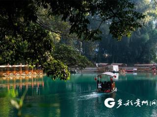 罗甸：冬日暖阳沐景区 游客畅游享闲情