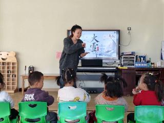 大雪至，童趣浓！东营市东营区黄河路街道中心幼儿园托班萌娃解锁节气新玩法