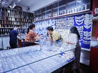 苗岭银光里的非遗与烟火——凯里银饰城见闻