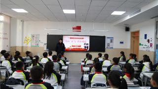 青岛西海岸新区综合行政执法局开展“与法‘童’行，快乐成长”宪法宣传“进校园”活动