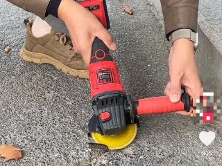 ﻿合肥一父亲化身路面“钢筋清道夫”，暖心善举获赞