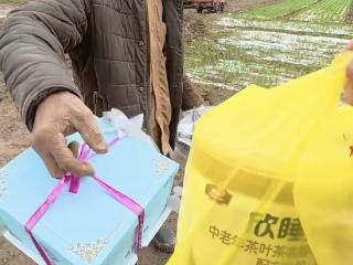 “替你们看看爸妈！”河南90后宝妈为村里老人当跑腿