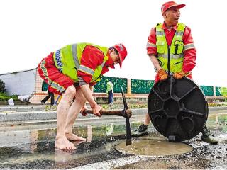 天目山路古墩路口昨日发生管道漏水 工人师傅赤脚排水的画面令网友感动 2小时左右基本消除积水并恢复居民用水，事故原因需开挖后确定