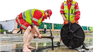 天目山路古墩路口昨日发生管道漏水 工人师傅赤脚排水的画面令网友感动 2小时左右基本消除积水并恢复居民用水，事故原因需开挖后确定