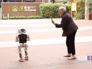 陪聊、助行、守护 养老机器人让照护更暖更智慧
