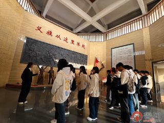 山东理工大学电气与电子工程学院电信2502班团支部赴黑铁山开展红色主题活动