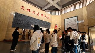 山东理工大学电气与电子工程学院电信2502班团支部赴黑铁山开展红色主题活动
